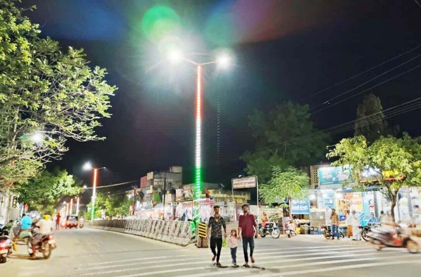  கோவில்பட்டி புதுரோடு இரவில் மிளிர்கிறது; புதிய எல்.இ.டி. மின் விளக்குகள் எரிய தொடங்கின