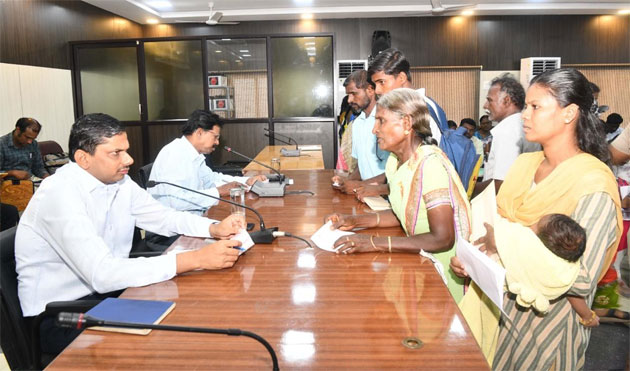  தூத்துக்குடியில் மக்கள் குறை களையும் நாள் கூட்டம்: ஆட்சியர் இளம்பகவத் 430  மனுக்கள் பெற்றார்