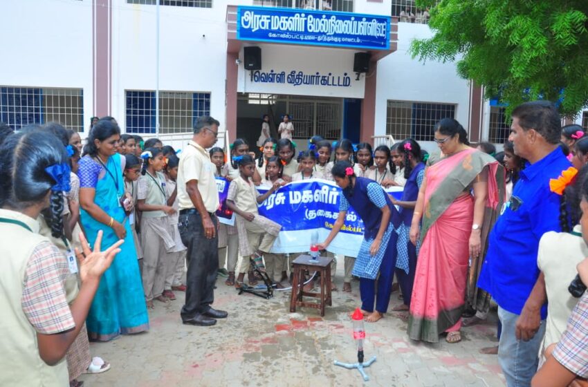  கோவில்பட்டி மாணவிகள், பாட்டிலில் உருவாக்கிய மாதிரி ராக்கெட்