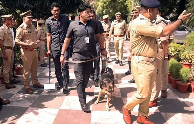  சென்னையில் முதலமைச்சர் வீடு. கவர்னர் மாளிகை உள்பட  பல்வேறு இடங்களுக்கு வெடிகுண்டு மிரட்டல்; போலீஸ் விசாரணை