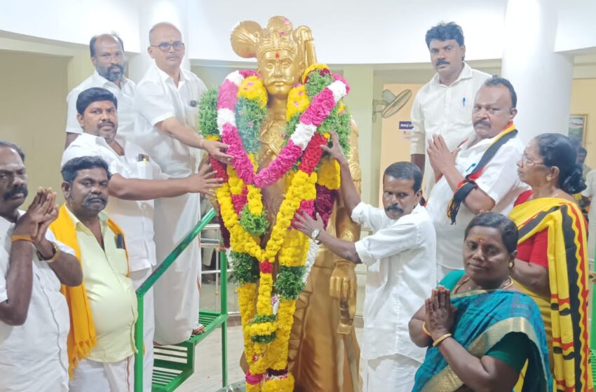  வீரபாண்டிய கட்டபொம்மன் சிலைக்கு மாலை அணிவிப்பு