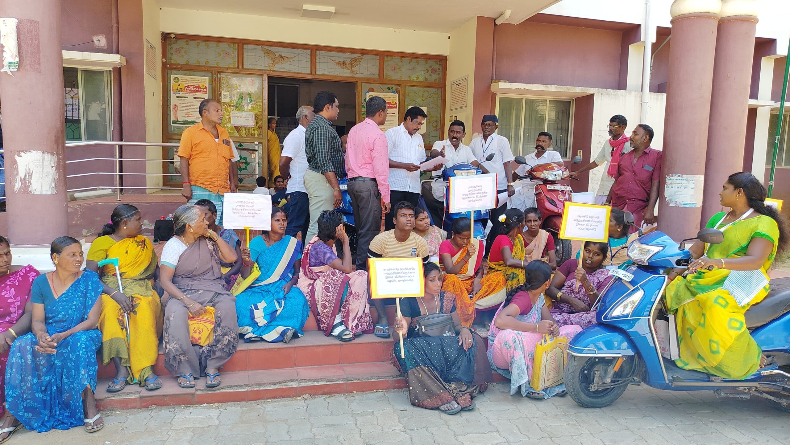  மாற்றுத் திறனாளிகளுக்கு வழங்கப்பட்ட இடத்தை நில அளவை செய்து தர வலியுறுத்தி கோவில்பட்டி தாலுகா அலுவலகம் முன்பு முற்றுகை போராட்டம்