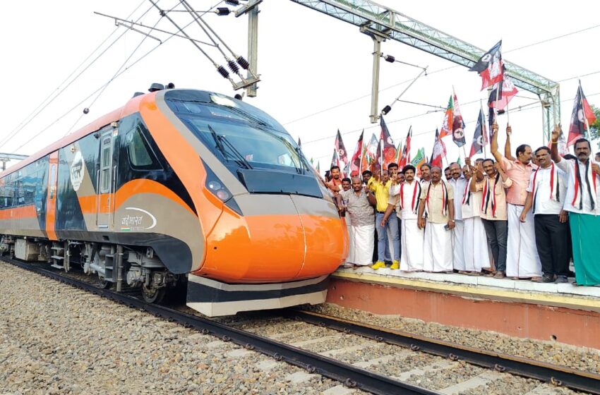  கோவில்பட்டியில் வந்தே பாரத் ரெயிலுக்கு மேளதாளம் முழங்க வரவேற்பு; அரசியல் கட்சிகளை சேர்ந்தவர்கள் குவிந்தனர்