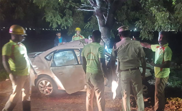  தூத்துக்குடியில் மரத்தில் கார் மோதி விபத்து;  3 பயிற்சி டாக்டர்கள் பலி 