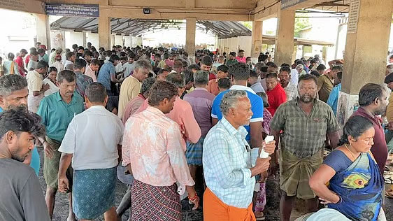  தூத்துக்குடி திரேஸ்புரம் கடற்கரையில் மீன் வாங்க மக்கள் குவிந்தனர் 