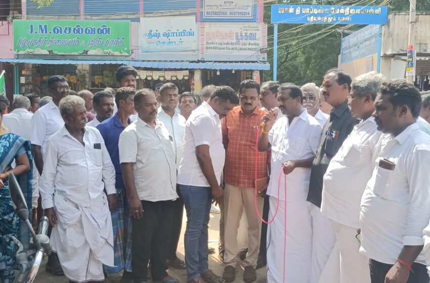  போக்குவரத்துக்கு லாயக்கற்ற புதியம்புத்தூர் – தூத்துக்குடி சாலை ;  உடனடியாக சீரமைக்க கோரி அதிமுக பாஜக கட்சியினர் சாலை மறியல் 