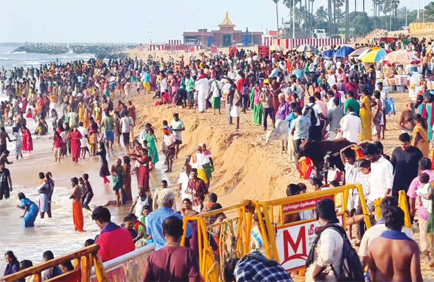  திருச்செந்தூரில்  கடல் அரிப்பினால் ஏற்பட்ட  பள்ளம்: பக்தர்கள் அவதி