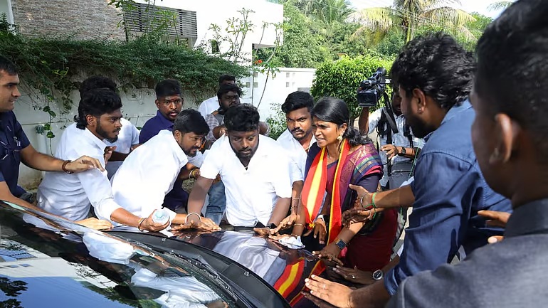  செயலாளர் பதவி வழங்காததால் விரக்தி: விஜய் காரை மறித்த தூத்துக்குடி தவெக பெண் நிர்வாகி-பரபரப்பு