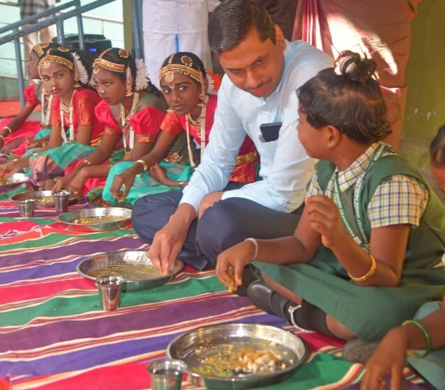  தொடக்கப்பள்ளி மாணவிகளுடன் அமர்ந்து காலை உணவு சாப்பிட்ட ஆட்சியர் இளம்பகவத்