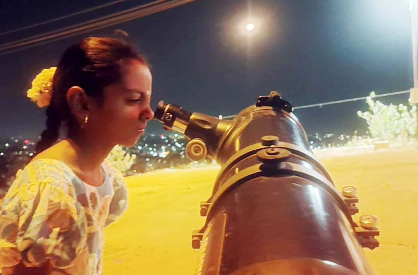  கோவில்பட்டியில் சந்திர கிரகணம்: டெலஸ்கோப் மூலம் சிவப்பு நிலவை  பார்த்து வியந்த பொதுமக்கள்