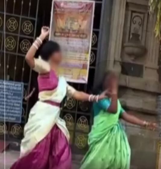  கோவில்பட்டியில் கோவில் முன்பு நடனமாடி ரீல்ஸ் எடுத்து சமூக வலைத்தளத்தில் பதிவிட்ட 2 இளம்பெண்கள் வருத்தம் தெரிவித்தனர்