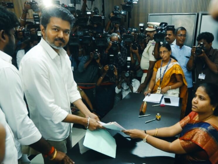  விஜய்க்கு ரூ.645 கோடி சொத்து; வேட்பு மனுவில் தகவல் 