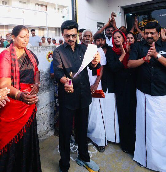  தொகுதி மறுவரையறை மசோதா நகலை எரித்து மு.க.ஸ்டாலின் எதிர்ப்பு 