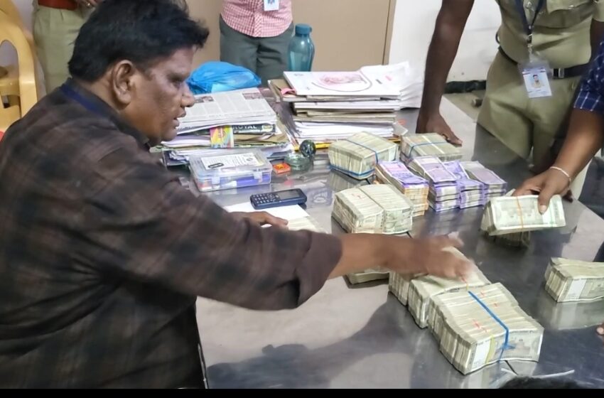  கோவில்பட்டியில் திமுக நிர்வாகி சாக்கு மூட்டையில் கொண்டு சென்ற ரூ.35 லட்சம் பறிமுதல்