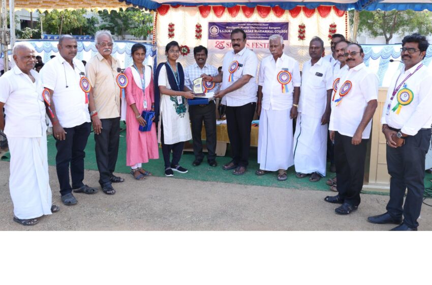  மெர்க்கன்டைல் வங்கியில் பணி நியமன ஆணை பெற்ற கோவில்பட்டி எஸ்.எஸ்.டி.எம்.கல்லூரி மாணவிகள் இருவருக்கு பாராட்டு