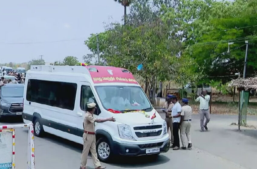  விஜய் பிரசார வாகனத்தில் தேர்தல் பறக்கும் படையினர் சோதனை