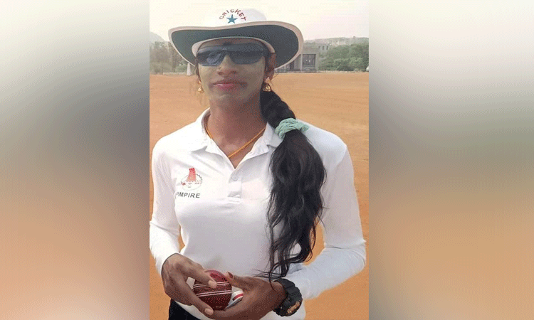  கிரிக்கெட் நடுவரான சேலம்  திருநங்கை ரித்திகாஸ்ரீ