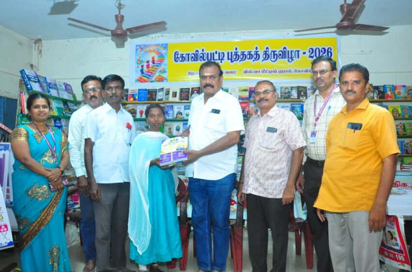  பொது தேர்வில் அதிக மதிப்பெண் பெற்ற அரசு பள்ளி மாணவர்களுக்கு எஸ்.எஸ்.டி.எம்.கல்லூரி சார்பில் புத்தகங்கள் பரிசு