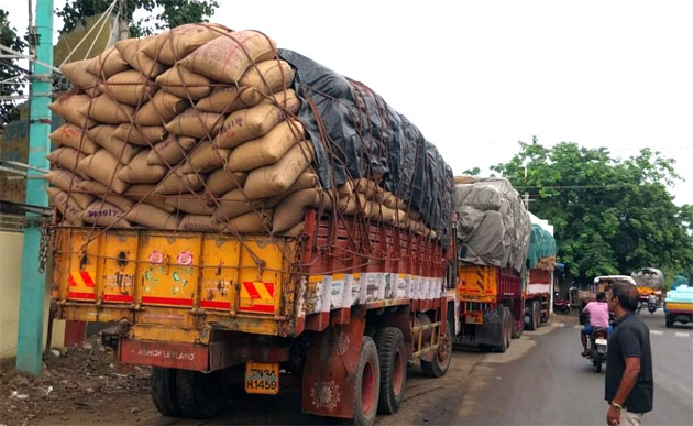  தூத்துக்குடியில் மழையில் நனைந்து வீணாகும் ரேஷன் அரிசி, கோதுமை மூட்டைகள்
