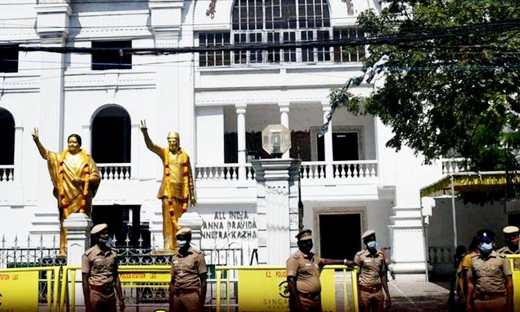  அதிமுக எம்.எல்.ஏ.க்கள் இரு அணியாக பிரிவு: கட்சி தலைமை அலுவலகத்தில் போலீஸ் குவிப்பு
