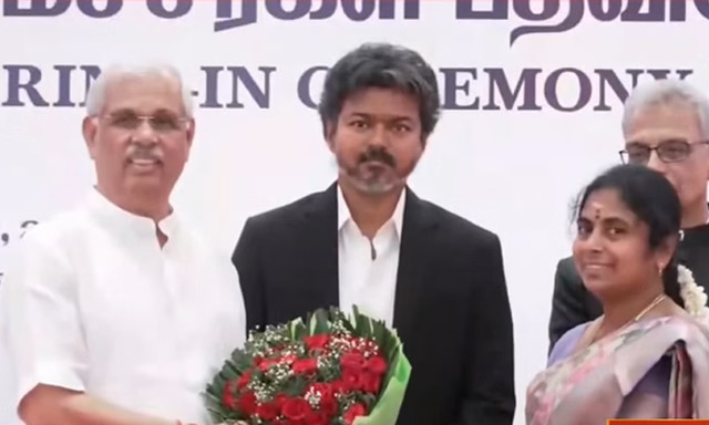  தமிழக அமைச்சரவை விரிவாக்கம்: காங்கிரசை சேர்ந்த 2 பேர் உள்பட 23 புதிய அமைச்சர்கள்  பதவியேற்றனர்