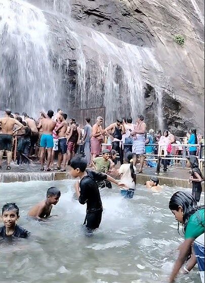  பழைய குற்றாலம் அருவியில்  கட்டணம் வசூல் நிறுத்தி வைப்பு