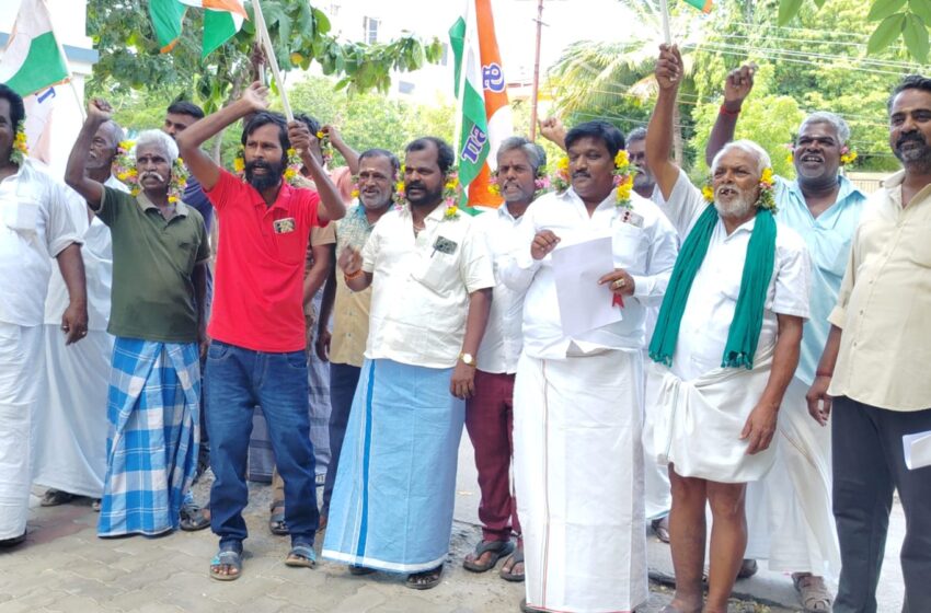  கோவில்பட்டியில் சாலை சீரமைப்பில் கவனம் செலுத்தாத அதிகாரிகளை கண்டித்து, காதுகளில் பூ வைத்து  த. மா.கா.நூதன போராட்டம்