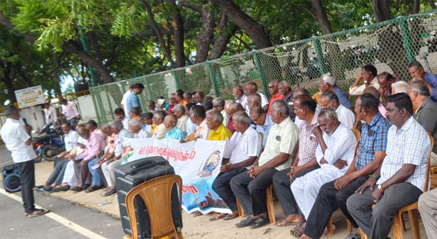  பல்வேறு கோரிக்கைகளை வலியுறுத்தி தூத்துக்குடி துறைமுக ஓய்வூதிய சங்கத்தினர் ஆர்ப்பாட்டம்