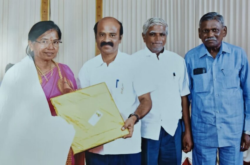  பணி நிறைவு பெற்ற கல்லூரி முதல்வருக்கு பாராட்டு