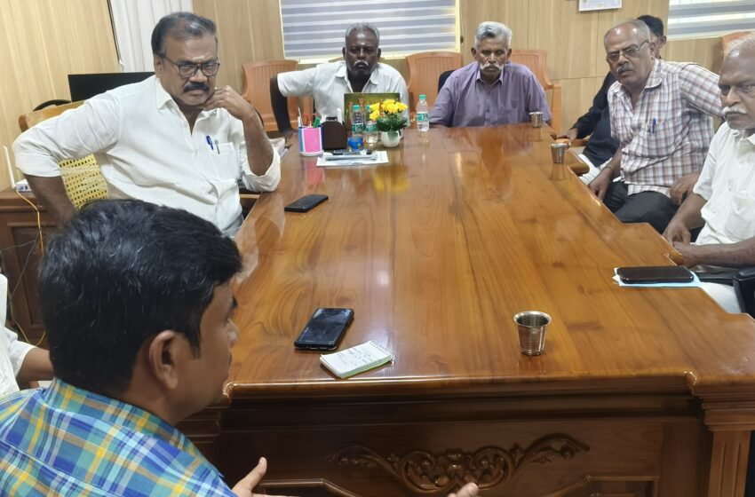  மந்தித்தோப்பு சாலை வியாபாரிகள் சங்கத்தினருடன் நகர்மன்ற தலைவர் ஆலோசனை
