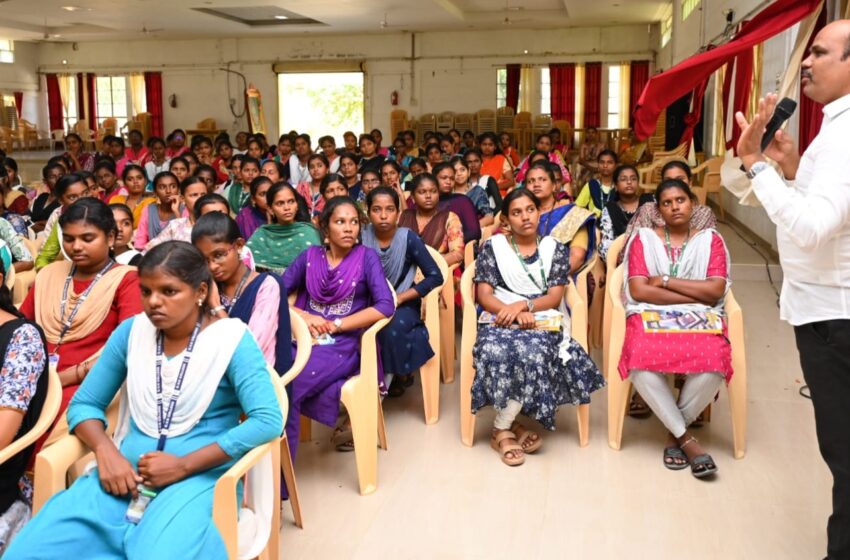  கோவில்பட்டி கல்லூரி முன்னாள் மாணவர்கள் நிதியுதவியுடன்  மத்திய ,மாநில அரசுப்பணி தேர்வு இலவச பயிற்சி