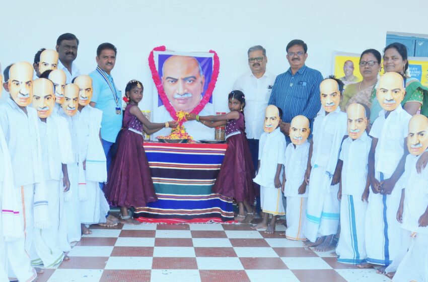  கல்வி வளர்ச்சி தின விழா: காமராஜர் உருவ மாஸ்க் அணிந்து மாணவர்கள் ஊர்வலம்
