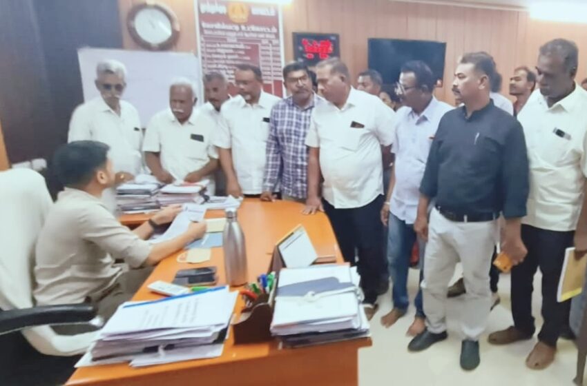  சாலை மறியலின் போது தாக்குதல் நடத்திய போலீஸ் மீது நடவடிக்கை கோரி சார் ஆட்சியரிடம் மனு