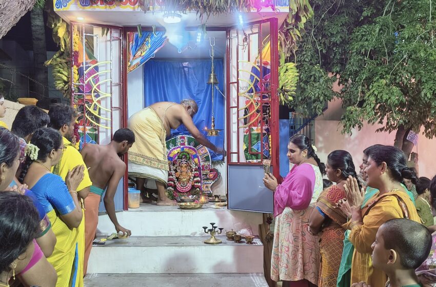  கோவில்பட்டி சீனிவாச நகர் செல்வ விநாயகருக்கு சந்தன காப்பு அலங்காரம்