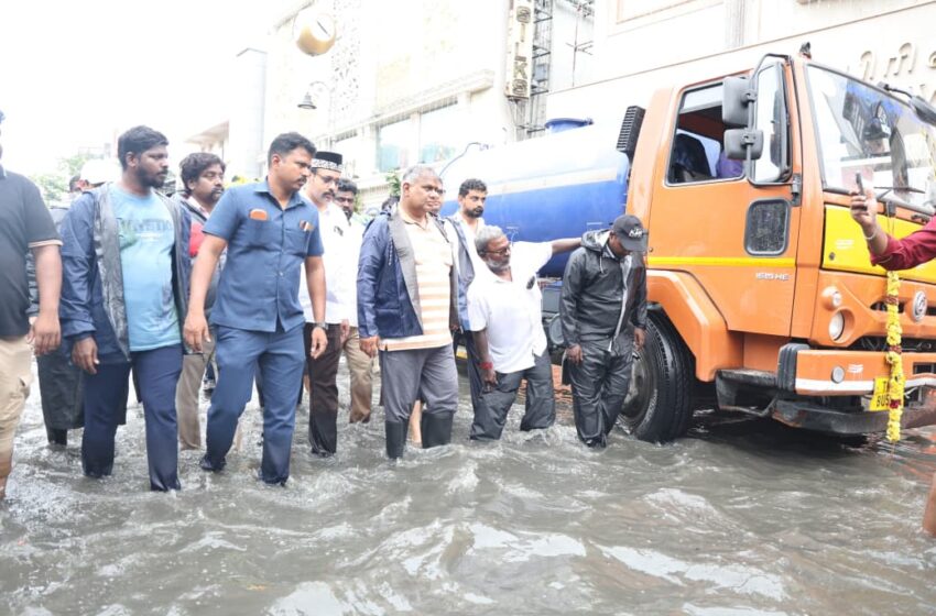  சென்னை தியாகராய நகரில் மழை நீர் தேங்கிய பகுதிகளில் அமைச்சர் ஆனந்த் ஆய்வு 