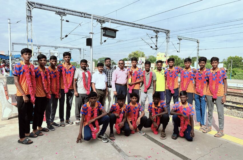  அகில இந்திய ஆக்கி: வெண்கல பதக்கம் வென்ற கோவில்பட்டி பள்ளி வீரர்களுக்கு வரவேற்பு 